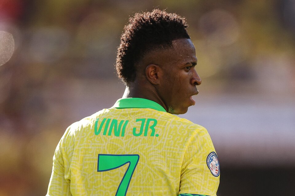 Vinicius Jr acumuló amarillas y vio la eliminación de Brasil desde la tribuna (Fuente: AFP)