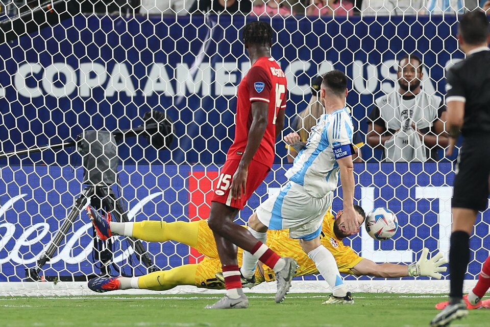 Messi convierte el segundo gol de Argentina (Fuente: AFP)