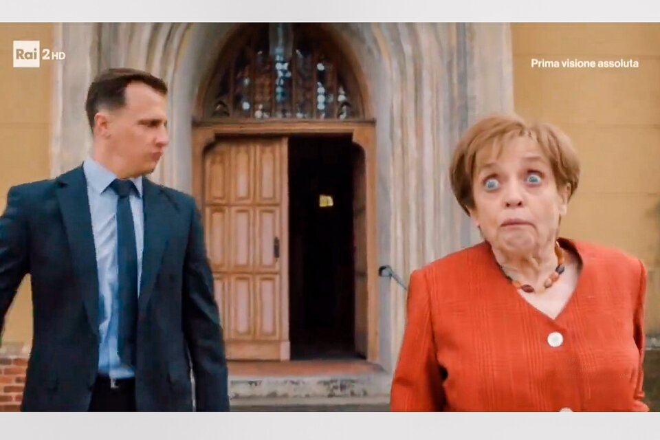Kathalina Thalbach se pone en la piel de la exlíder de la democracia cristiana en Alemania.  (Fuente: Captura de pantalla)