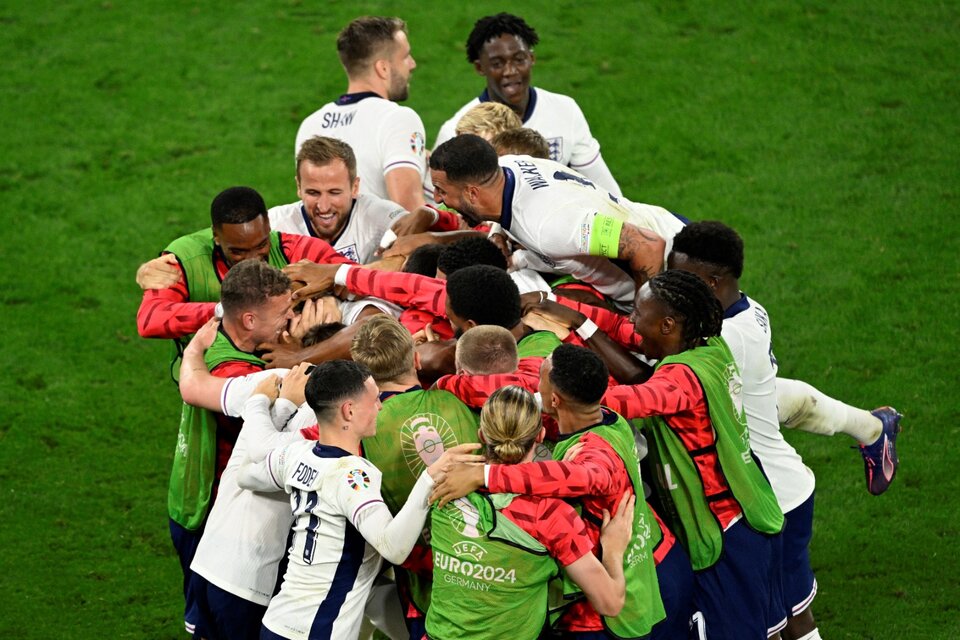 Los jugadores ingleses en pleno festejo (Fuente: AFP)