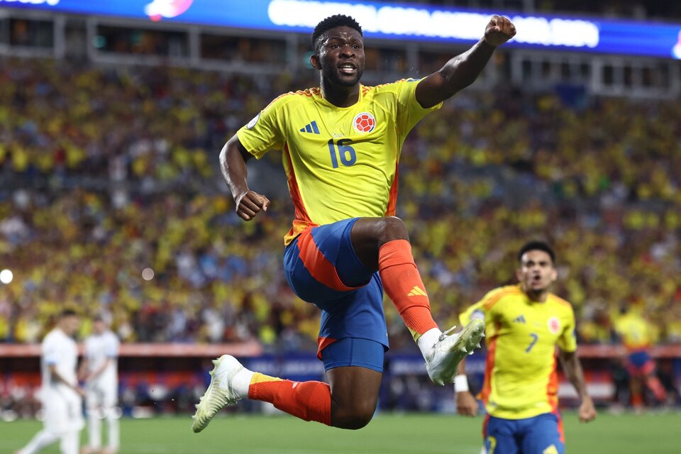 Lerma salta para festejar su gol al final del primer tiempo (Fuente: AFP)