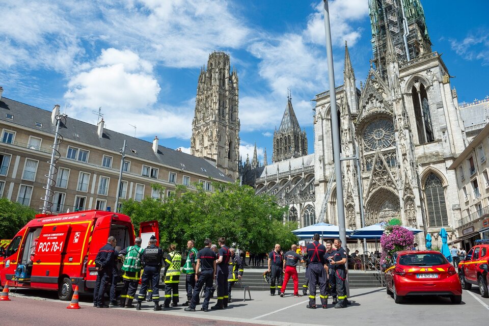 Una chispa de soldadura, probable causa del incendio en la catedral de Ruán