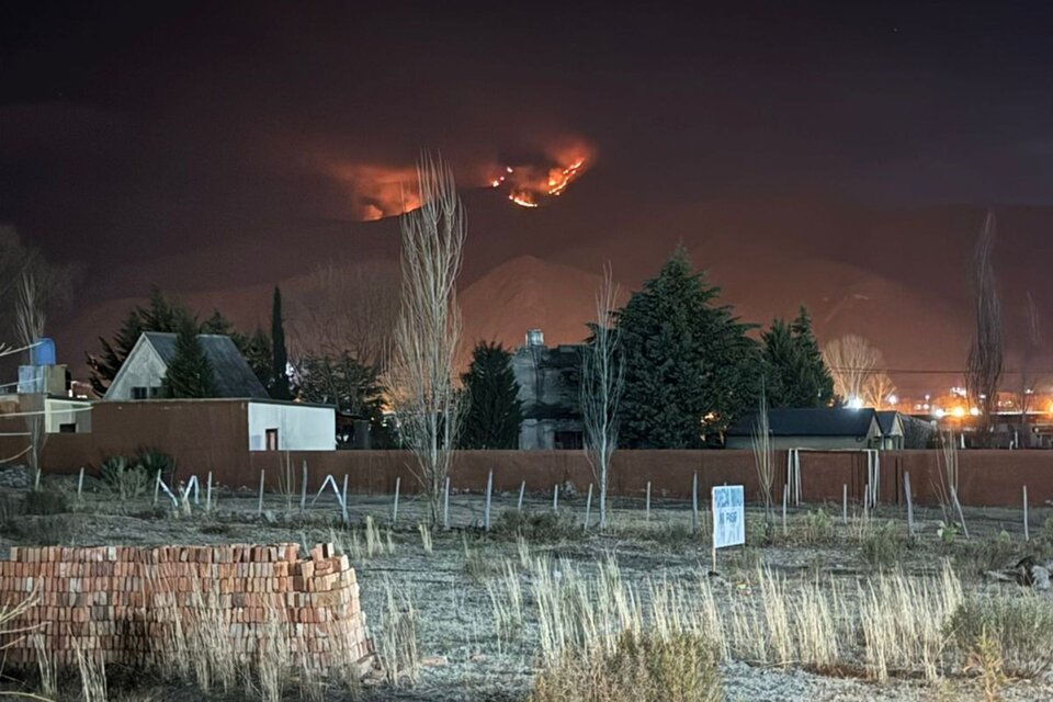 Se desató un incendio forestal en Tafí del Valle y afecta a 200 hectáreas (Fuente: @cesarJuarez10)