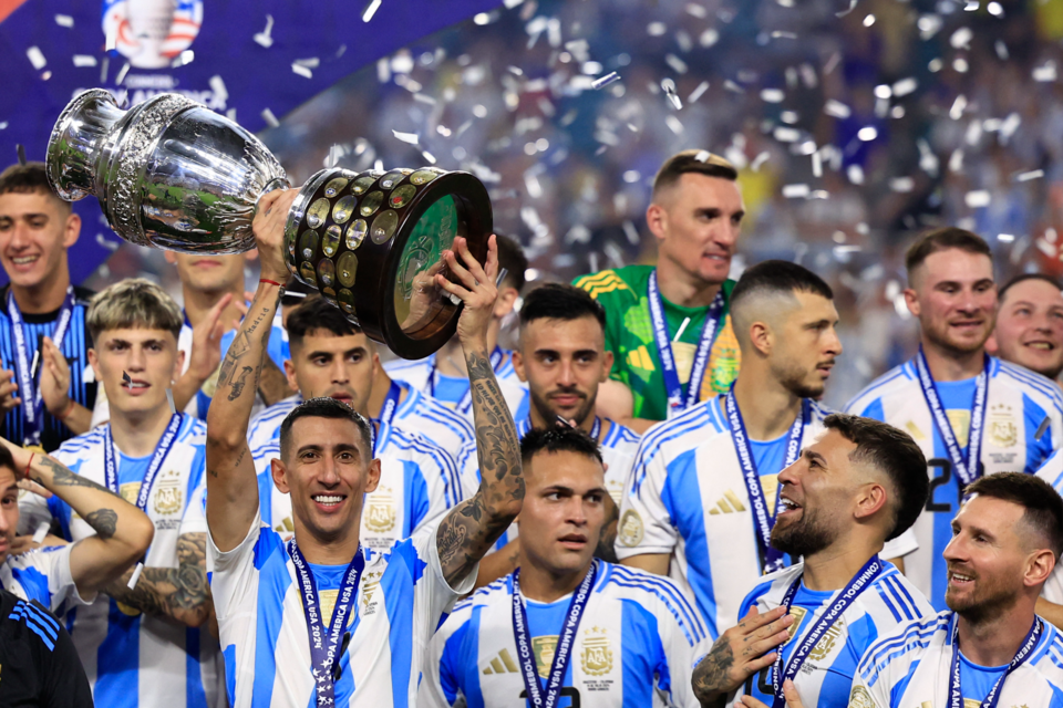 Ángel Di María levanta el trofeo de la Copa América 2024. (Fuente: AFP)