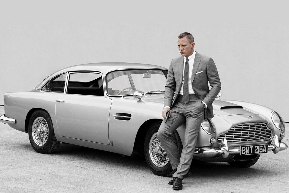 Bond y el Aston Martin DB5, objeto de adoración.
