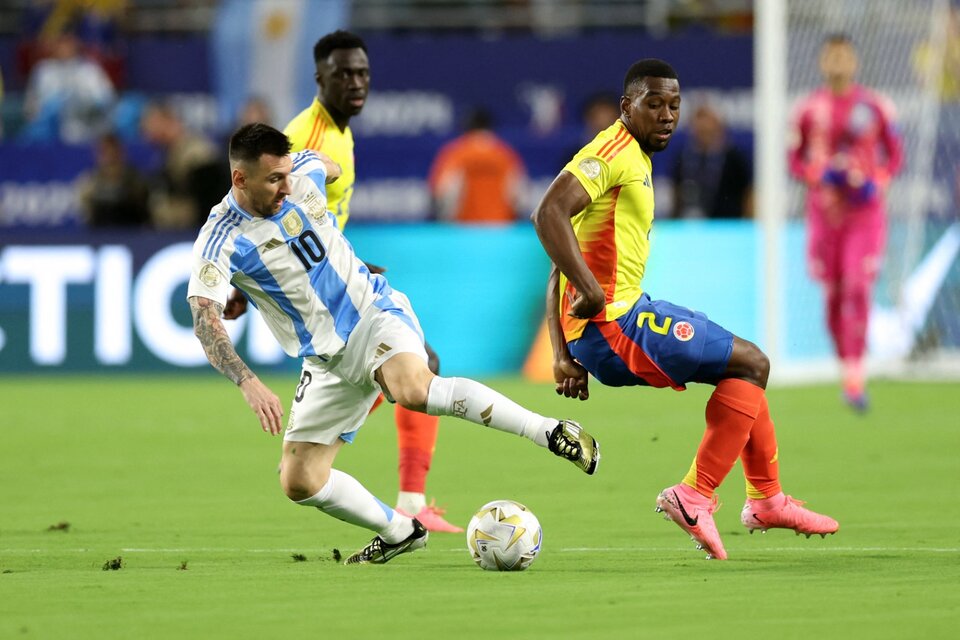 Messi lleva la pelota en el Hard Rock Stadium. (Fuente: AFP)