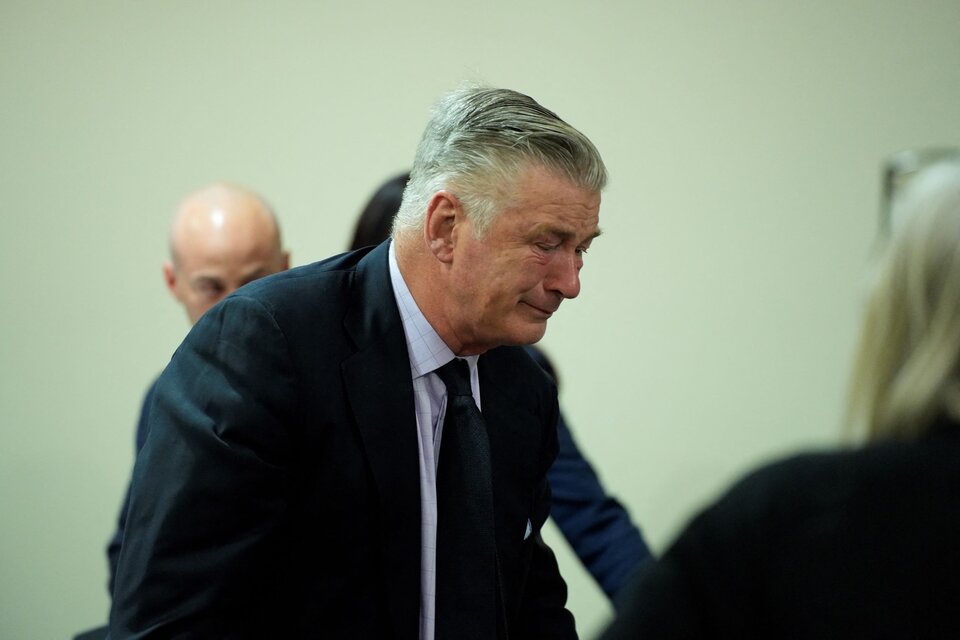 Baldwin rompe en llanto tras escuchar la decisión de la jueza (Fuente: AFP)