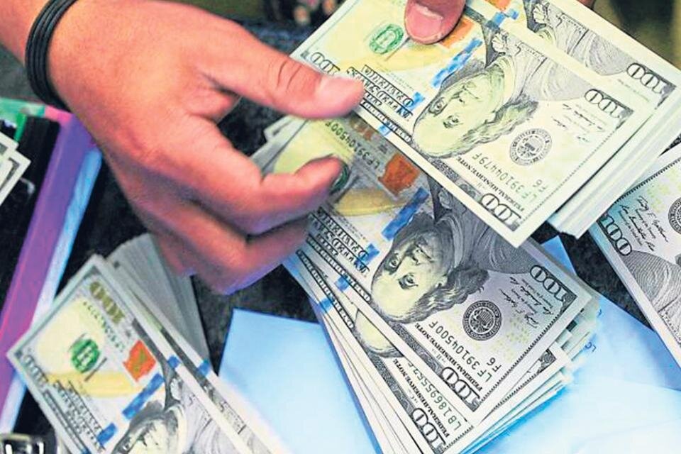 La cotización del dólar y el dólar blue en vivo.      