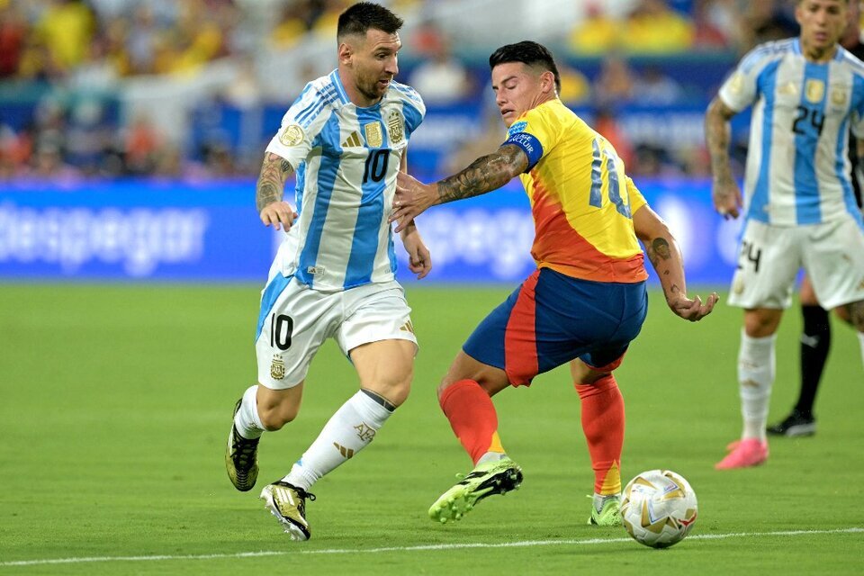 Messi (37 años) y James (33 años) en una postal que verá de nuevo en Eliminatorias pero que difícilmente se vuelva a repetir en una Copa América (Fuente: AFP)