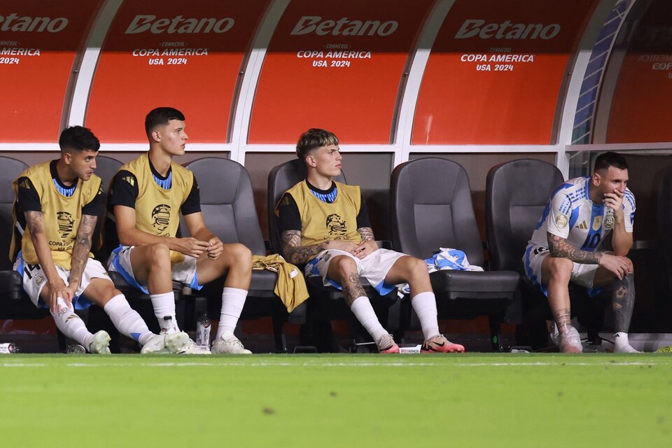 Postal de época. Messi a un costado, reflexivo. A su derecha, los jóvenes Palacios, Carboni y Garnacho. (Fuente: AFP)