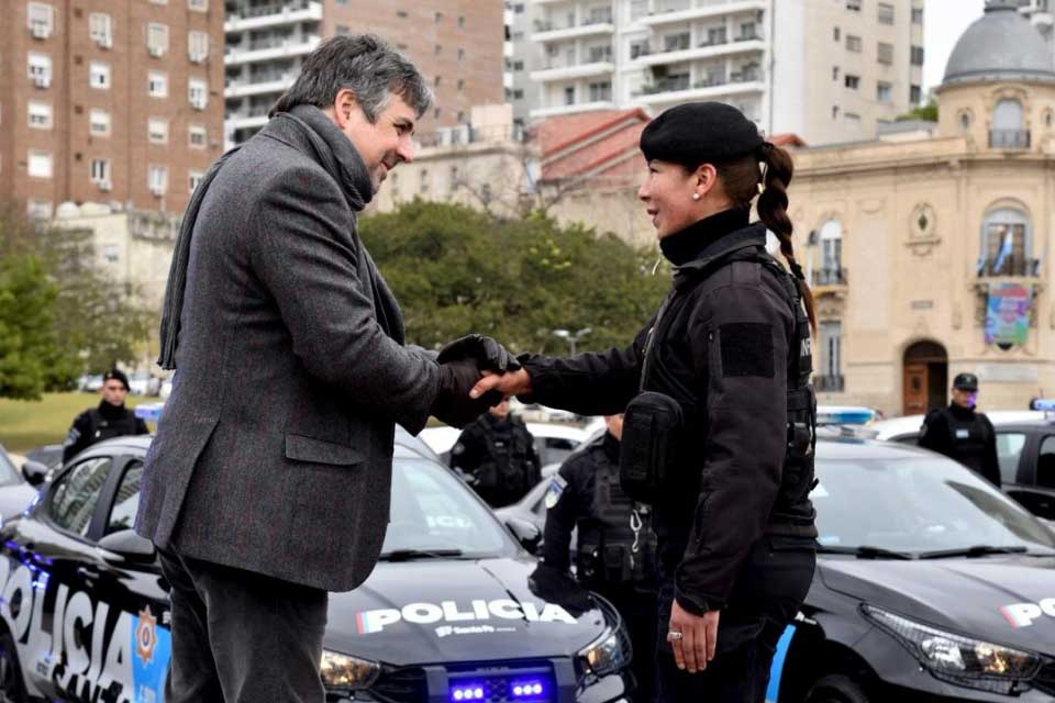 El ministro Cococcioni entregó las llaves de los patrulleros en el Monumento.