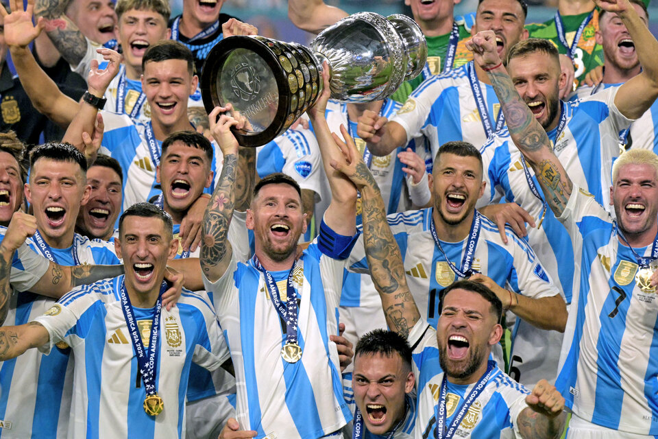 Messi con el trofeo de la Copa América 2024. (Fuente: AFP)