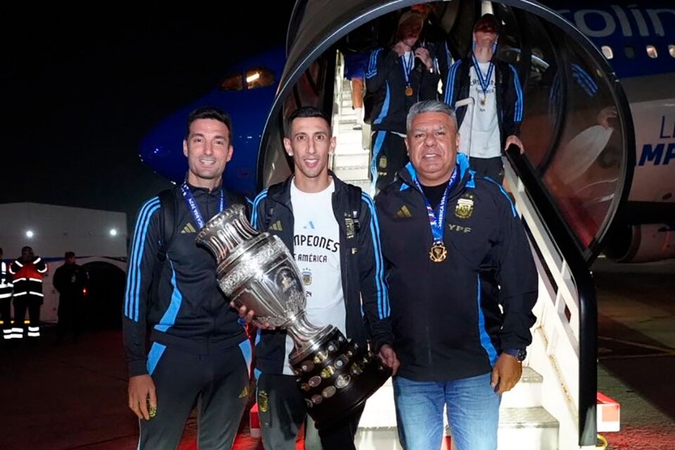 Di María posa con la Copa América flanqueado por Scaloni y "Chiqui" Tapia (Fuente: Prensa AFA)