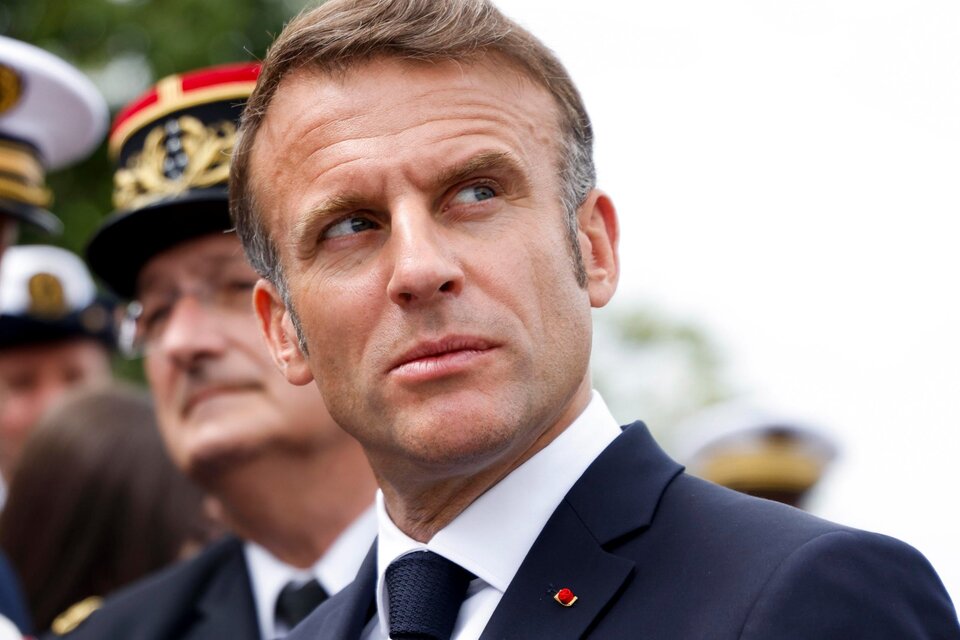 Macron aceptó la renuncia de su gabinete, que por ahora seguirá en funciones 