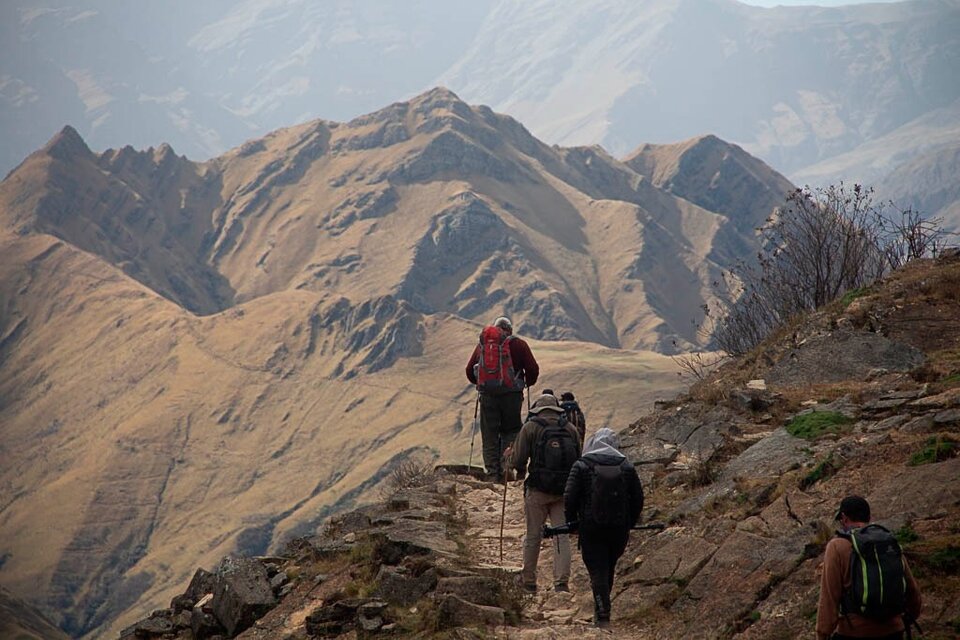 Los participantes durante una caminata en las montañas.