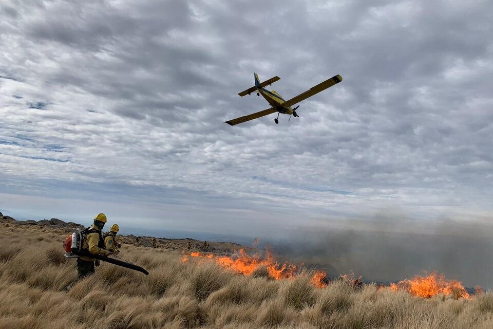 Se complica el incendio forestal en el cerro Champaquí de Córdoba: más de 5.500 hectáreas afectadas