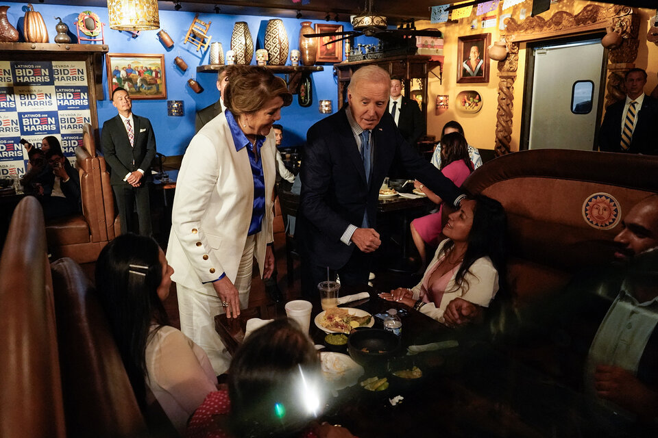 Biden saluda a una comensal en un restaurante mexicano de Las Vegas.  (Fuente: AFP)