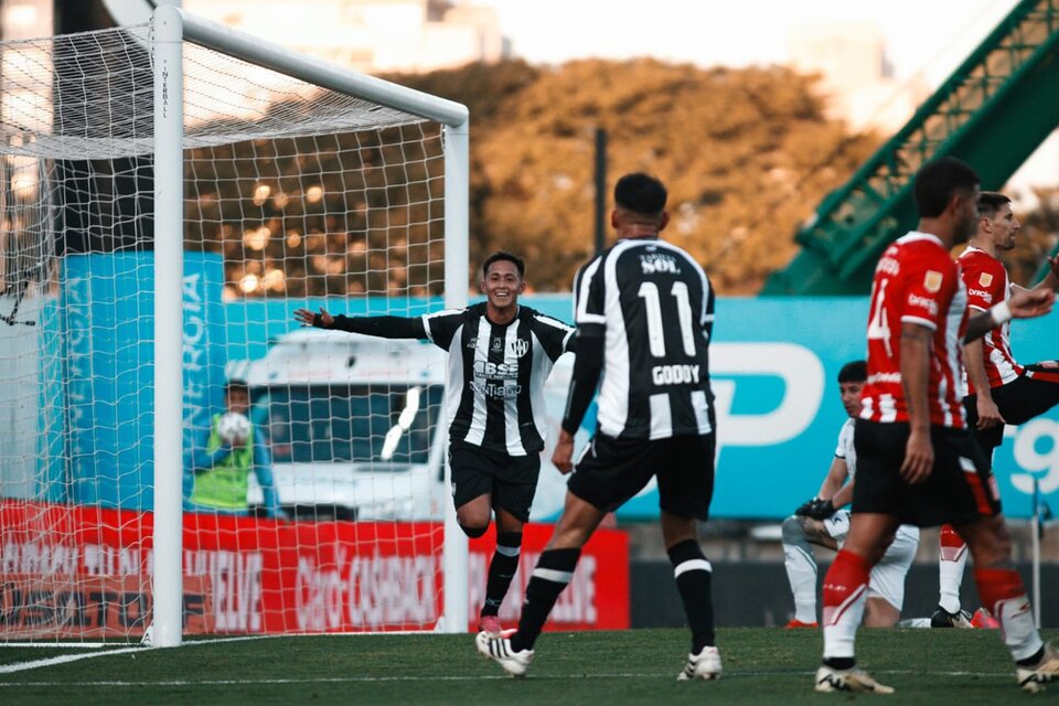 Atencio festeja el primero de sus goles (Fuente: Prensa Central Córdoba)