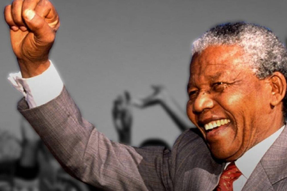 Nelson Mandela con el puño en alto.