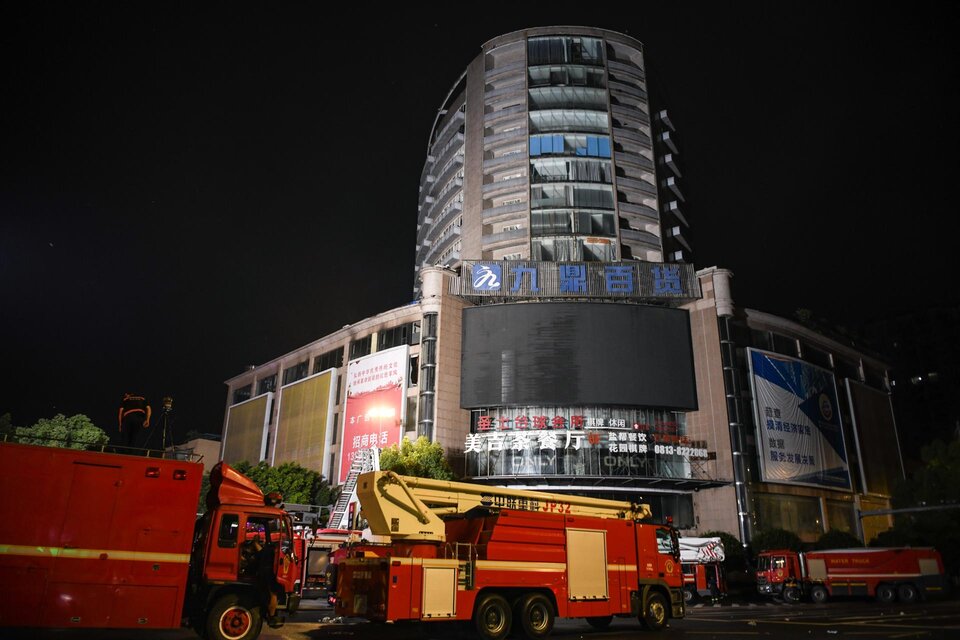 Tragedia en China: murieron 16 personas atrapadas en un incendio en un centro comercial (Fuente: EFE)