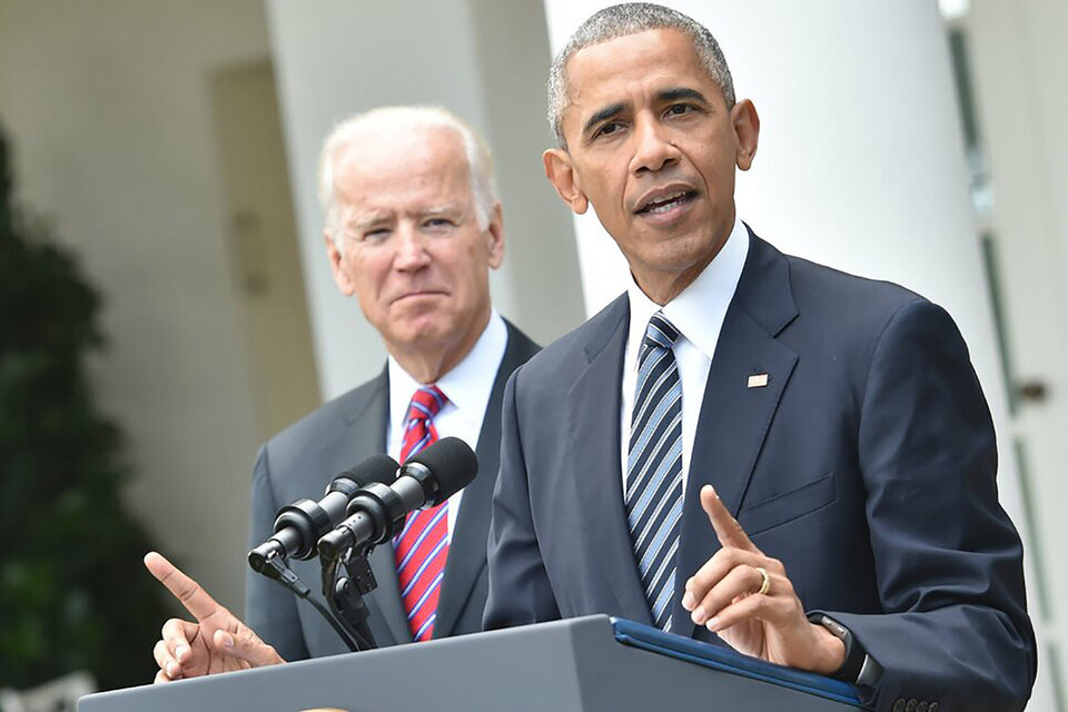 Biden y Obama (der.) cree que Biden (izq.) debe reconsiderar su candidatura. (Fuente: AFP)