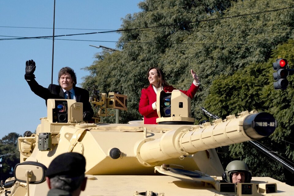 El presidente Javier Milei y la vicepresidenta Victoria Villarruel, a bordo de un tanque durante el desfile militar del pasado 9 de julio. (Fuente: AFP)
