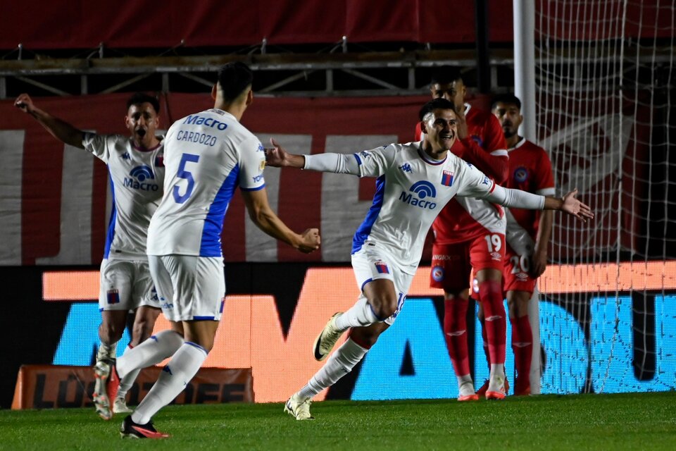 Armoa feseja el primer gol de Tigre (Fuente: Fotobaires)