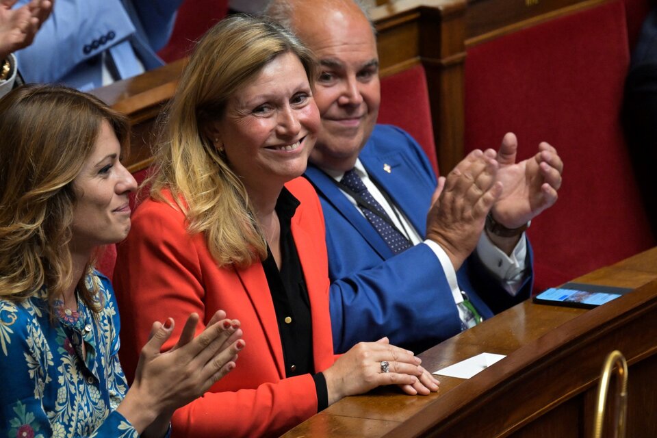 Con votos de la derecha, la candidata de Macron fue reelegida presidenta de la Asamblea Nacional