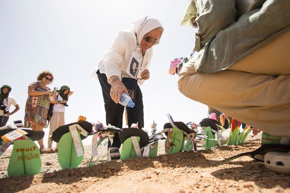 Nora Cortiñas regando simbólicamente el  proyecto "Por Cada Mina Una Flor", del artista saharaui Moulud Yeslem, en las próximidades del Muro de la Vergüenza.  (Fuente: Carlos Cazurro)