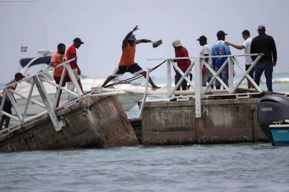 Haitianos se suben a un bote en las costas del mar Caribe (Fuente: EFE)