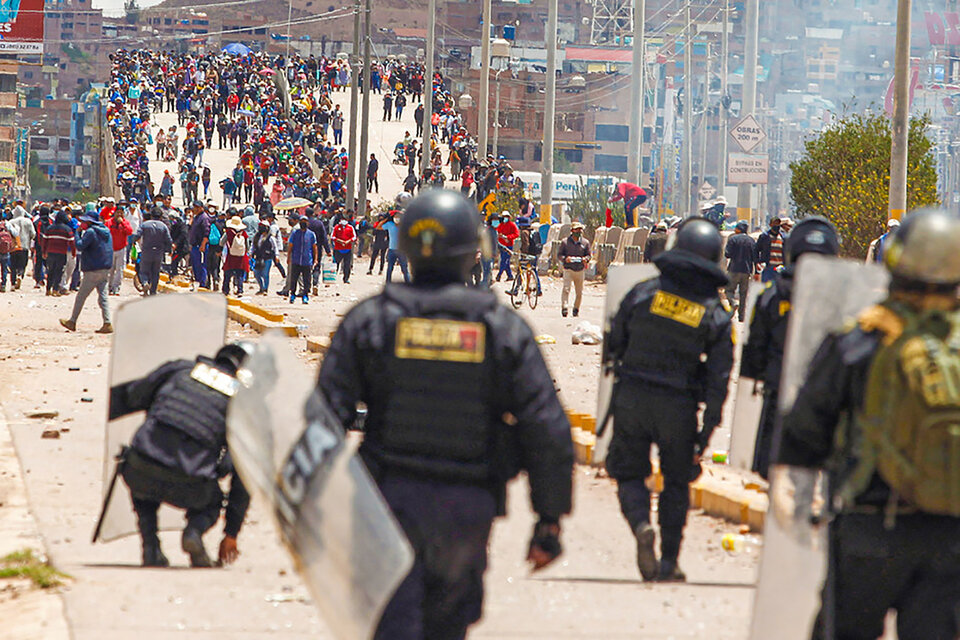 La policía se prepara para reprimir manifestantes en la ciudad de Juliaca (Fuente: AFP)