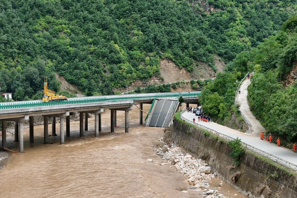 La crecida del río provocó la caída de la estructura.  (Fuente: EFE)