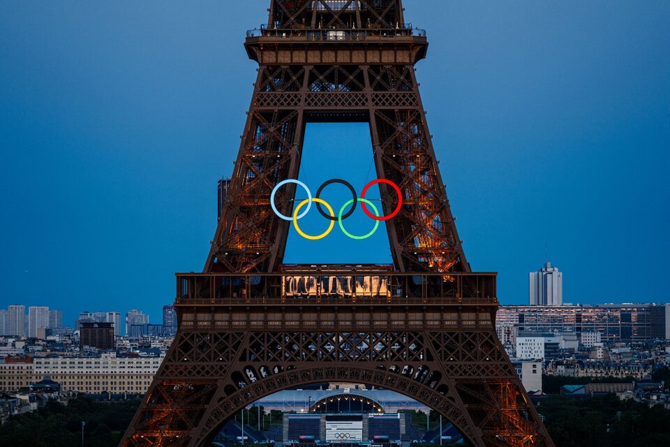 La Torre Eiffel y los cinco anillos, símbolos de París y los Juegos Olímpicos (Fuente: AFP)