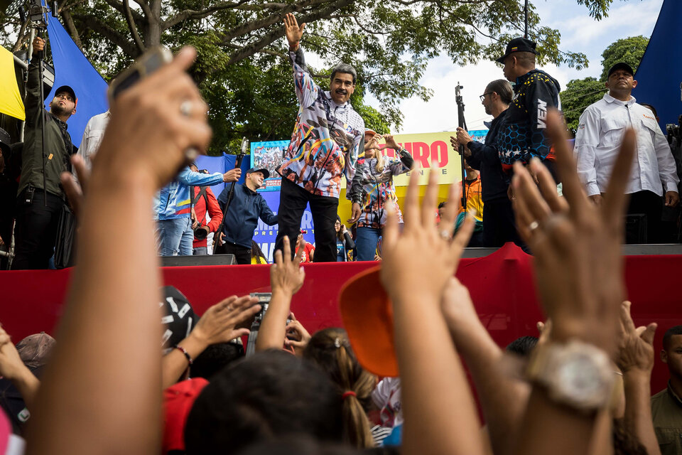 Maduro saluda durante un acto de campaña en Caracas, Venezuela. (Fuente: EFE)