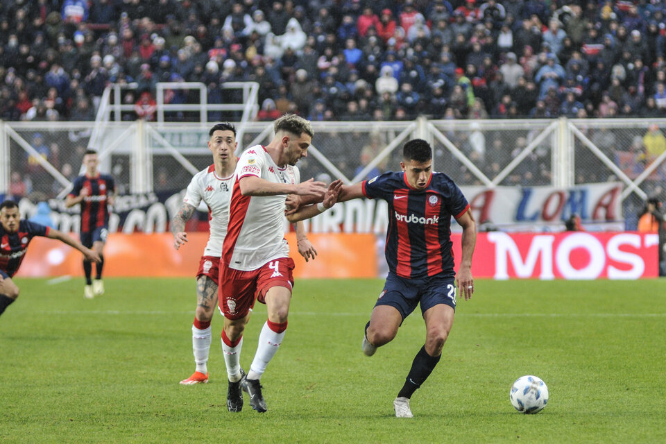 Alexis Cuello cuida la pelota de las intenciones de Lucas Souto. El de San Lorenzo se perdió un gol importante en el segundo tiempo. (Fuente: Julio Martín Mancini)