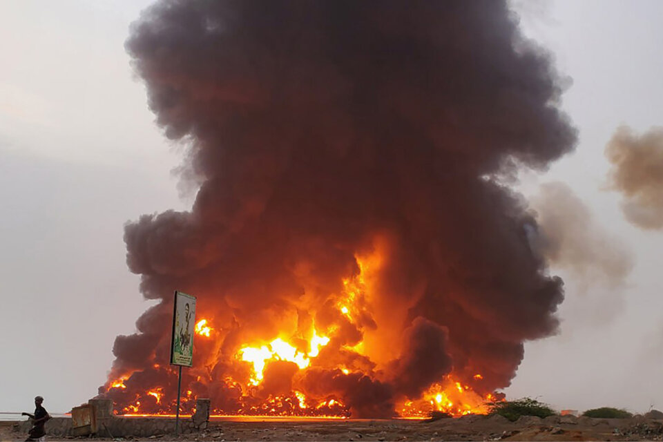 El humo se eleva tras los ataques aéreos israelíes en la ciudad portuaria de Hodeidah, Yemen. (Fuente: EFE)