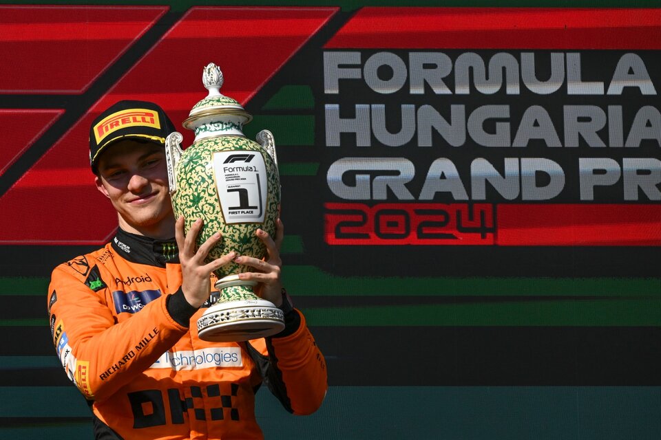 Piastri con su trofeo en el podio húngaro (Fuente: EFE)