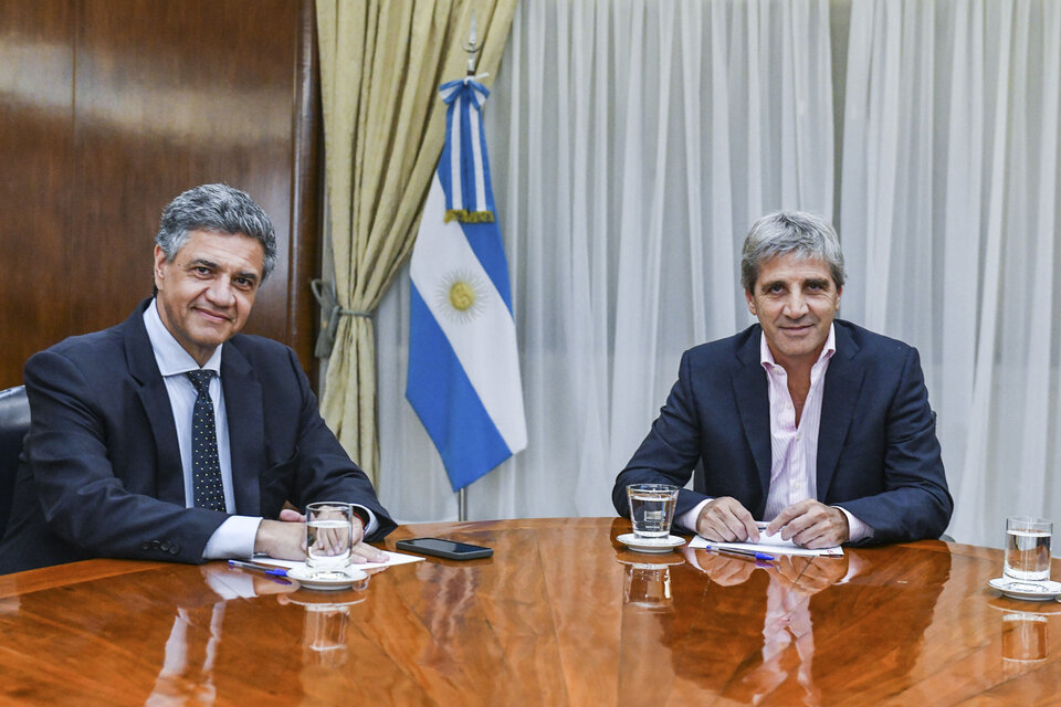 Jorge Macri y Luis Caputo solo sonríen para la foto. (Fuente: Prensa Ministerio de Economía)