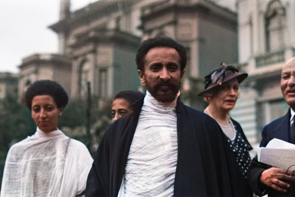 La sonrisa del Rey de reyes, Haile Selassie I. En el jardín de Prince's Gate, Londres, el 4 de junio de 1936.