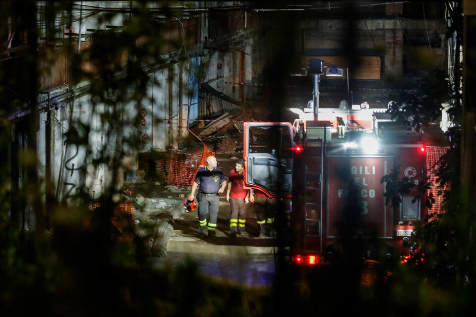Los bomberos trabajan tras el derrumbe nocturno de un balcón del edificio Vela Celeste en la localidad de Scampia, cerca de Nápoles.