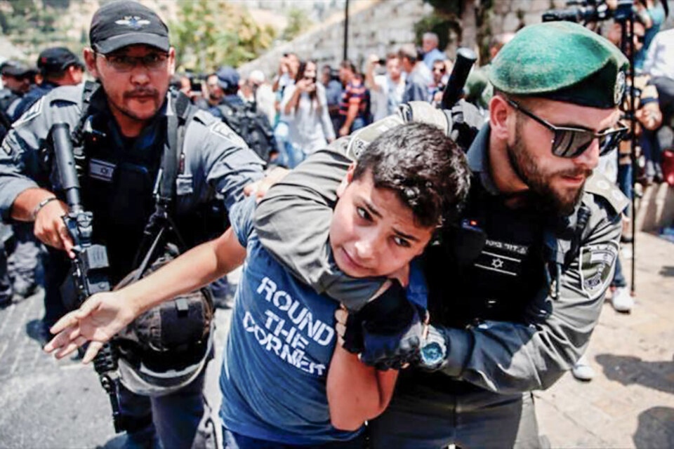 Un policía israelí toma del cuello de un manifestante palestino en Jerusalén. (Fuente: AFP)