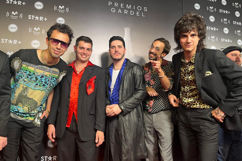 Iñaki Antonio junto a la banda integrada por Agustín Nieto, Joaquín Bonazzola, Marcos Cabeza y Nico Monti. 