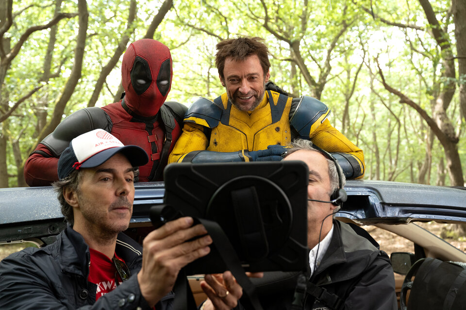 Shawn Levy, Ryan Reynolds y Hugh Jackman en el set de "Deadpool & Wolverine". (Fuente: Jay Maidment / 20th Century Studios / Marvel)