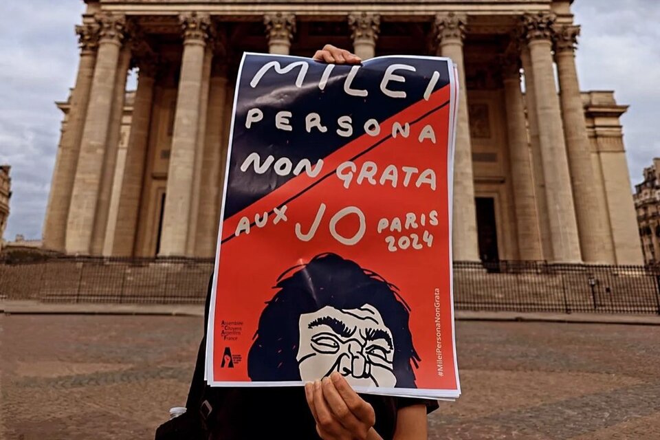 Aparecieron carteles en las calles de París que declaran a Milei "persona no grata" (Fuente: Instagram @argentina.en.lucha.paris)