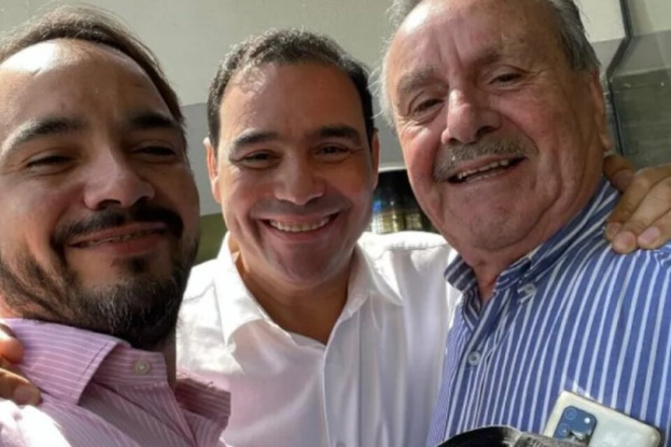 El gobernador Gustavo Valdés, junto a su hermano Juan Pablo y a su padre, Manuel Valdés. 