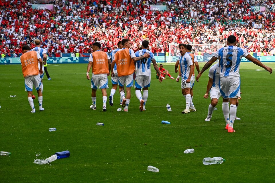 Las botellas que llovieron después del gol argentino, luego anulado (Fuente: AFP)