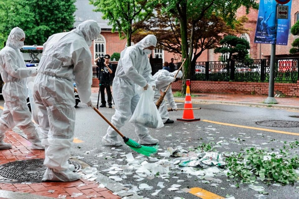 Limpieza de los desechos en Seúl.  (Fuente: AFP)