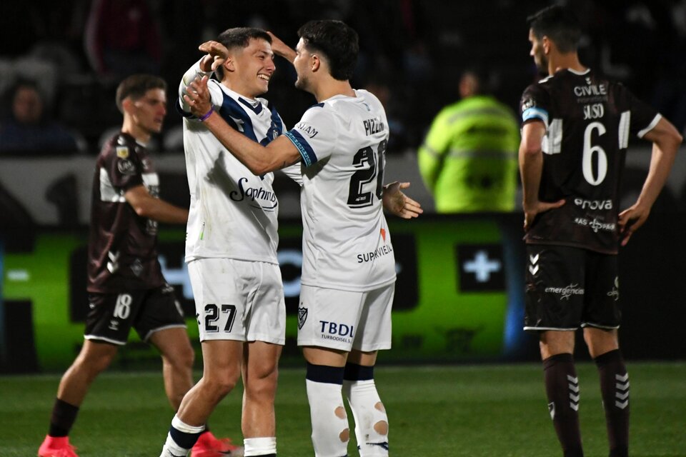 Thiago Fernández festeja con Pizzini el primer gol de Vélez. (Fuente: Fotobaires)