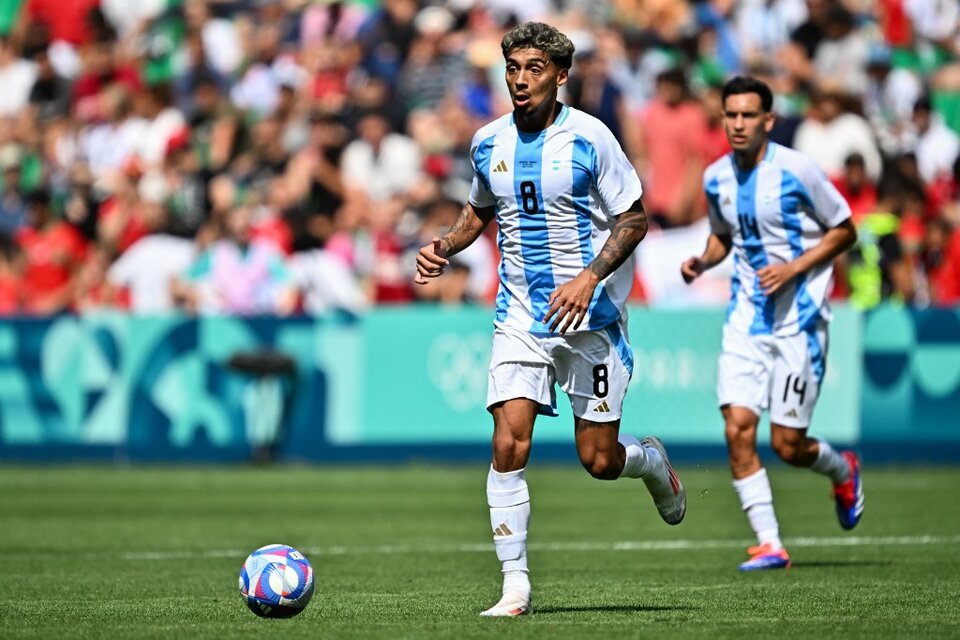 Cristian Medina corre con la pelota en Argentina vs Marruecos París 2024 (Fuente: AFP)