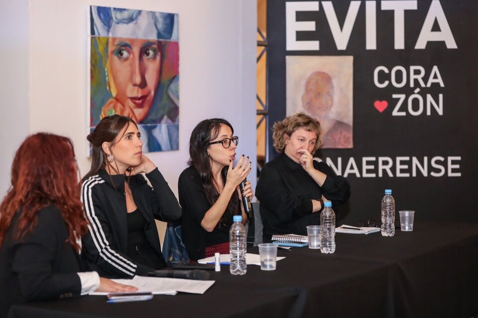 Julia Rosemberg, Gabriela Borrelli y Manuela Hoya presentando la colección digital sobre la poetisa y dirigente social peronista. 